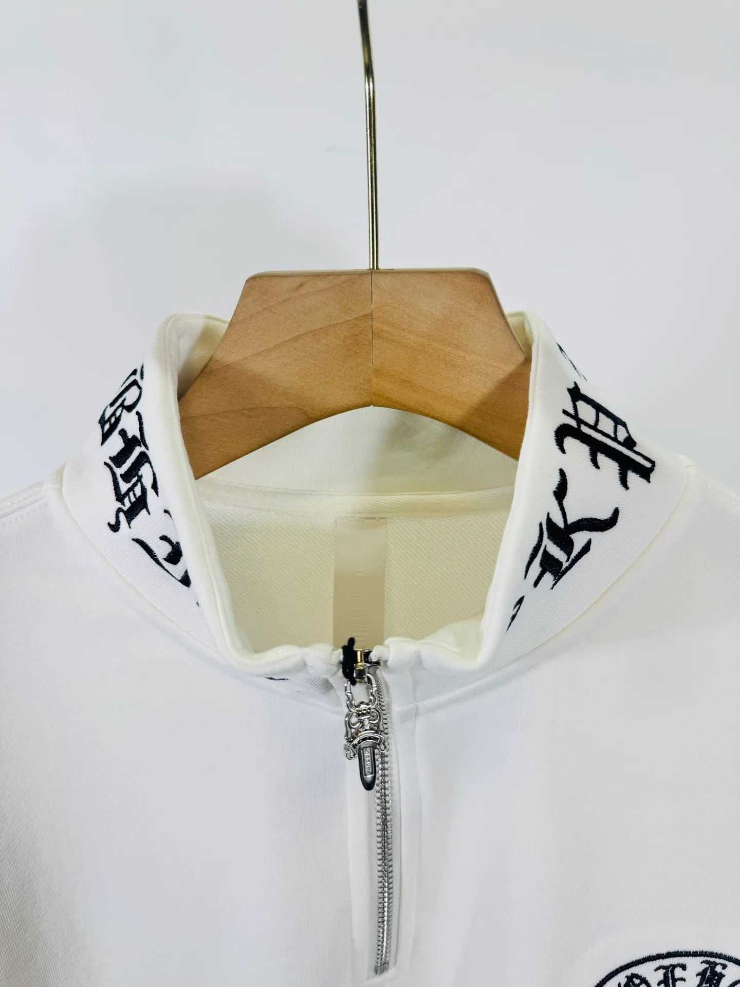 P290 top version, real shot without P, ​​different from market currency) 𝗖𝗵𝗿𝗼𝗺𝗲 𝗛𝗲𝗮𝗿𝘁𝘀/Cro Heart 2025 washed patch embroidery autumn and winter new original single counter American laser burnt 3D embroidery couple stand collar zipper casual sweatshirt 👑The highest version! Customized fabric 430g tripe terry fabric! American acid-washed and distressed original fabric laser burnt ✟appliqué embroidery and exquisite embroidery of letters! The best-selling model in the counter, very comfortable to wear. Accessories: original molded and authenticated collar label➕100% silk wash label. Genuine purchase-grade original hangtag➕matching hanging rope➕3D hanging beads➕original packaging bag. Craftsmanship: The original version has consistent wiring! The highest version of the armhole matching technique! Color: White Black Size: S M L XL Style Number: 25-379